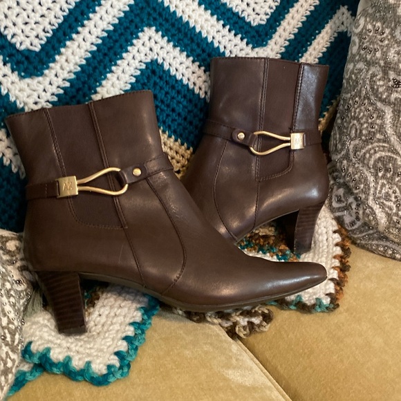 Anne Klein   I flex. Brown booties. 💥 - Picture 1 of 5
